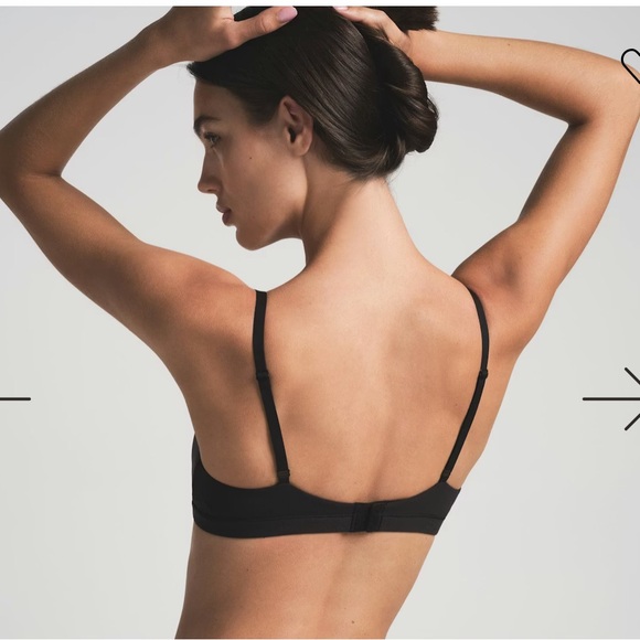 SKIMS Fits Everybody Crossover Bralette in onyx Black - Picture 2 of 9